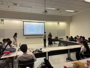 曼谷大学三语本科“中泰好友”语伴活动：10个外国学生 vs 1个中国学生