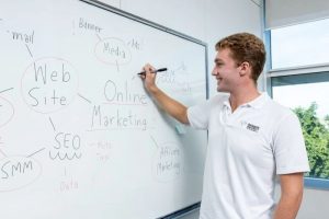 曼谷大学暑期班是什么？